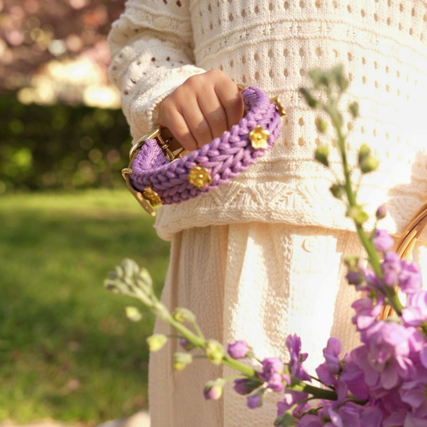 Collar de color morado pastel de flores
