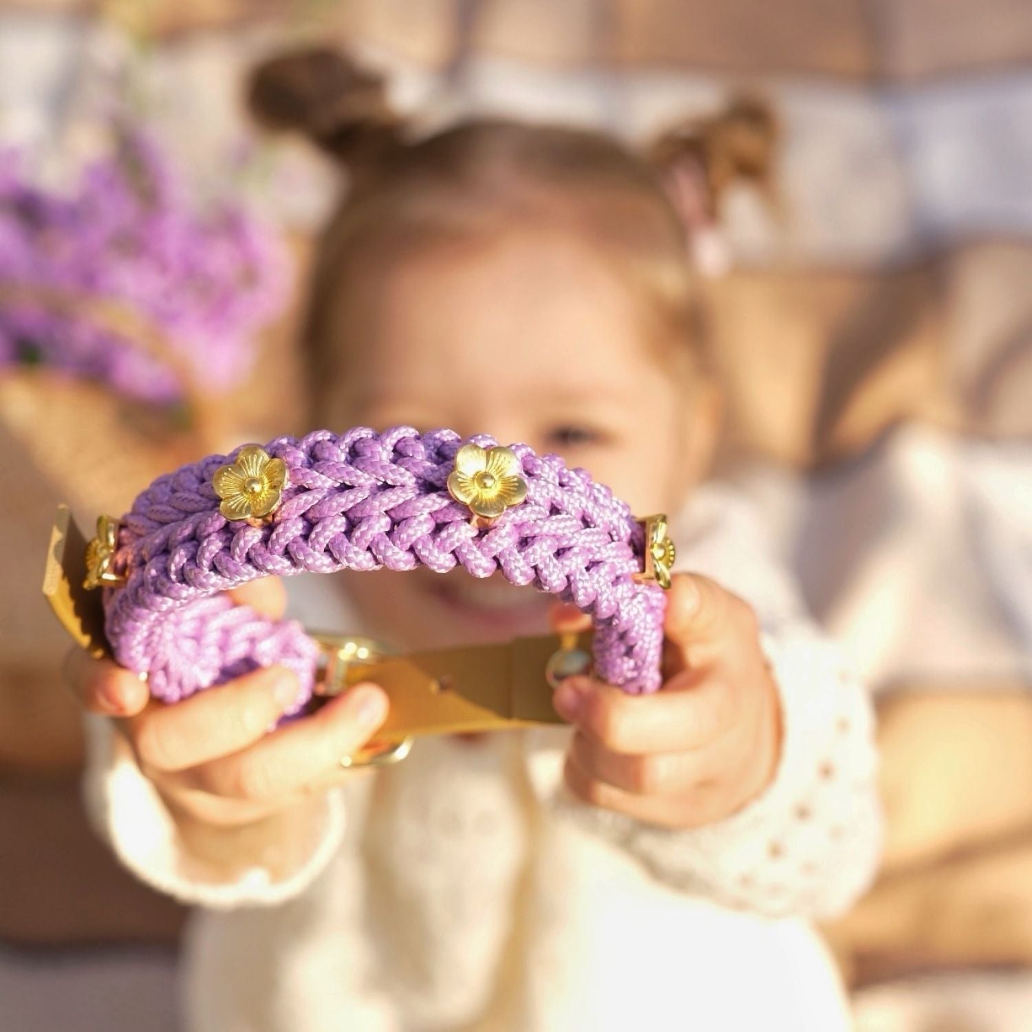 Collar de color morado pastel de flores